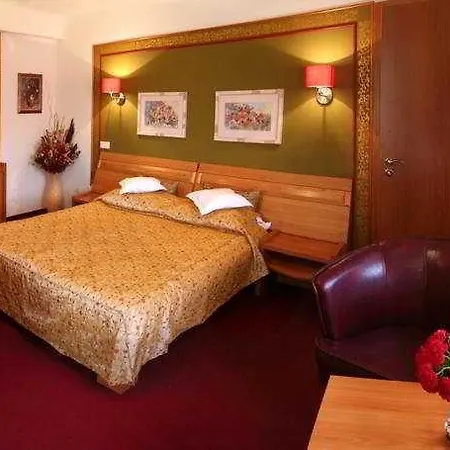 Grand 4*
